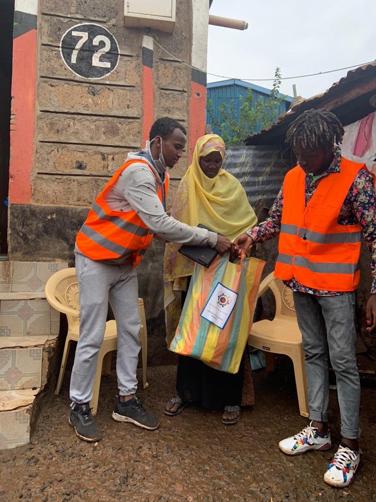ibnumustacid20's tweet photo. We managed to distribute some foodstuffs for 100 families in #kibrafooddrive and sensitized residents on matters pertaining to #Covid_19 
The poor-give them the credit they deserve,feed them.
#StayAtHomeAndStaySafe #CoronaUpdate https://t.co/e6SdT1Yu2N