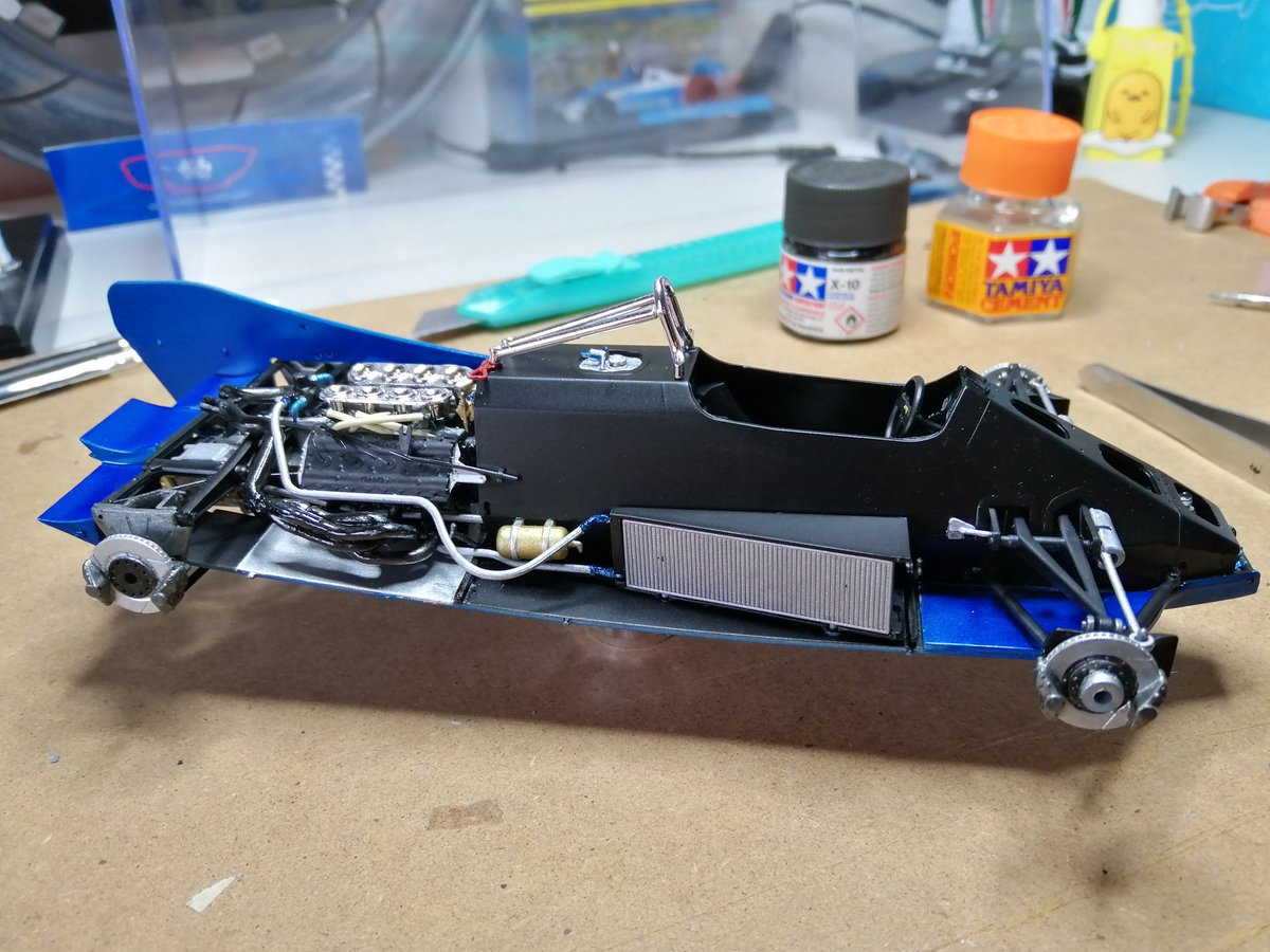 Rturcato83's tweet photo. Essendo una vettura complessa e particolre pensavo di esporlara cosi meta montata e metà no... Come fosss in coateuzione ai box. Che ne pensate? #modellismo #lotus88 #oldschoolf1 https://t.co/0NM4eO96pY