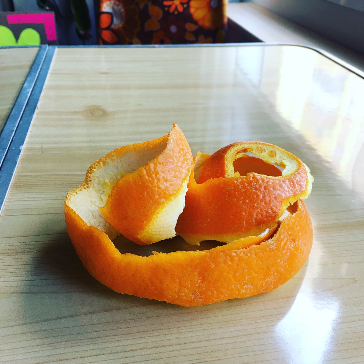 Ahorradoras's tweet photo. En nuestro afán por el #aprovechamiento 😅, y mas ahora, aquí estamos decidiendo qué hacer con la piel de la naranja porque #nosetiranada. Decidiendo entre estos 15 posibles usos que tenemos recopilados a cuál más útil: https://t.co/4Db1ZMzUfc #ahorro #vidapractica #economia https://t.co/LKLvySWdY4