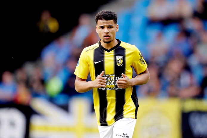  Armando Obispo - Vitesse/PSV (21)A 186 cm tall left-footed CB from PSV's academy, currently on loan at Vitesse. Obispo played every single minute this season in Eredivisie. He looks like an average passer but wins his duels in a very high percentage.Market Value: €900k