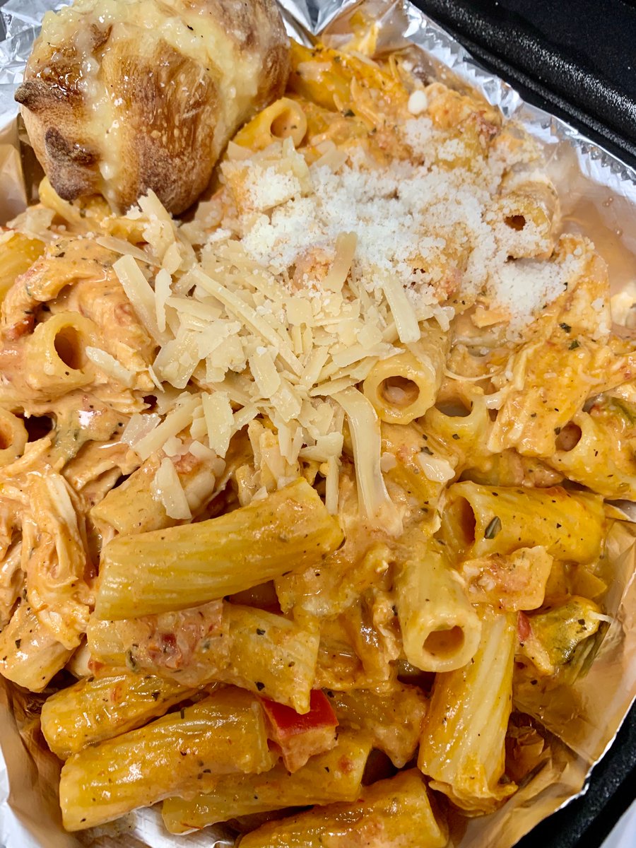 ThePreserve405's tweet photo. Takeout is not boring! Check out our riggies and cajun chicken Alfredo with garlic knots. We’re open from 11:30am- 2:30pm and 5-8pm. We also have pizza, sliders or whatever you are craving! Give us a call for takeout! 315-214-4399 #welcometothepreserve https://t.co/GTZqR29cte