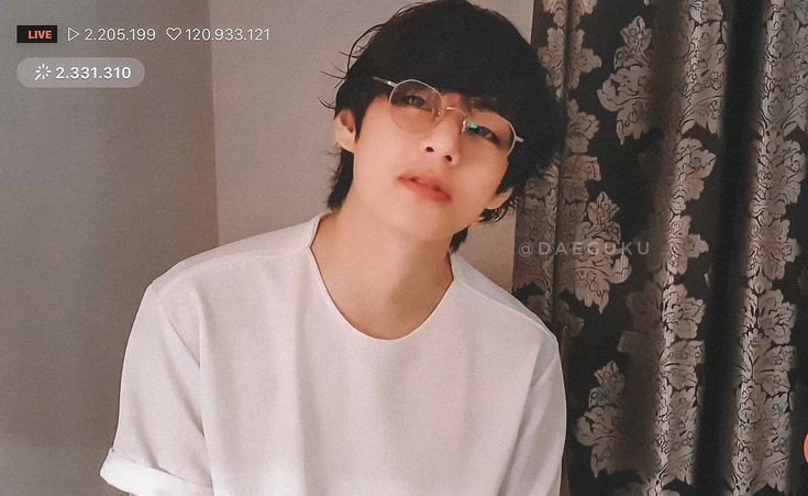 Taehyung with glasses a thread: to attack you..