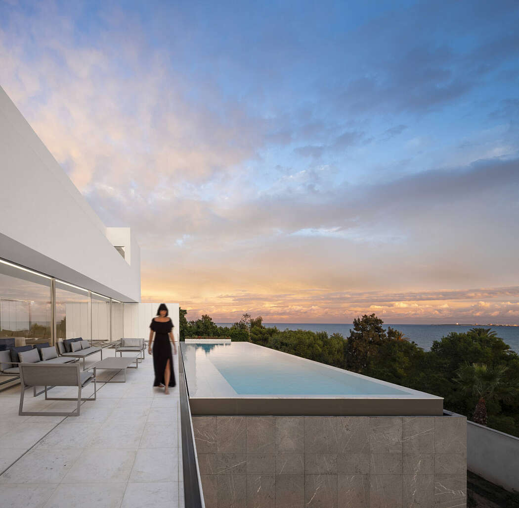 bkwenner's tweet photo. With an infinity pool stretching out to the horizon, this #minimalist home delivers on substance and #style.  https://t.co/7TeUL2NB4y https://t.co/h1I0gYCfAB