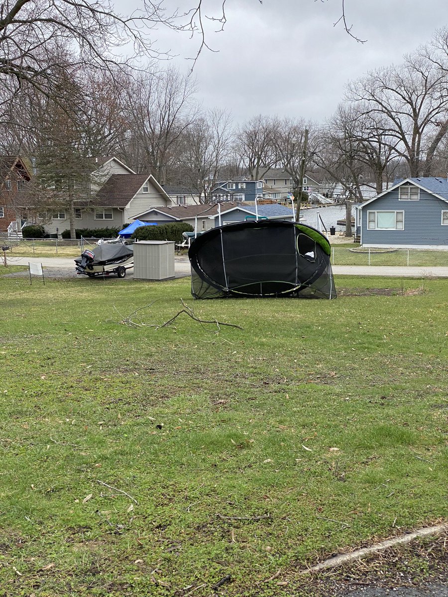 team_heidi's tweet photo. Strong winds in Antioch, Illinois. @ABC7Chicago https://t.co/9SLZHqcBdF
