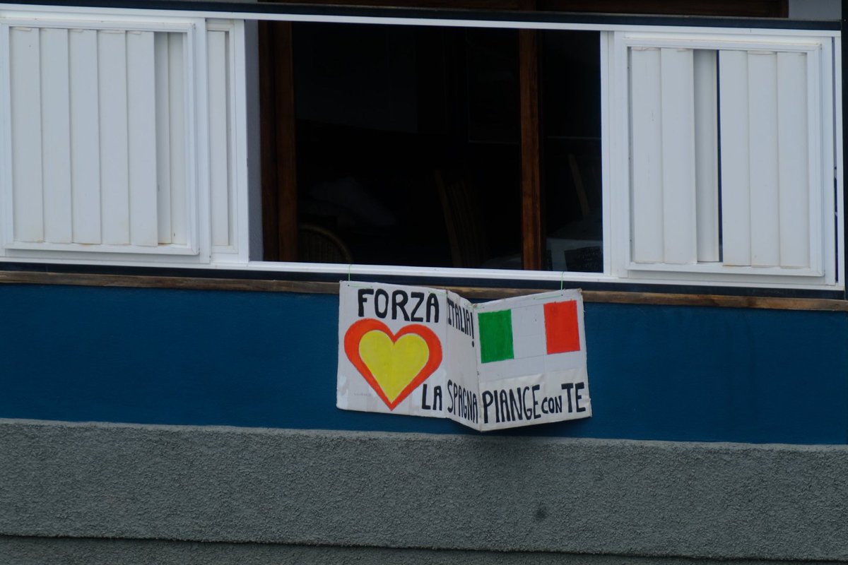 Aunque aún quedan unas horas para que podamos empezar con nuestras proyecciones, queríamos compartir con ustedes este mensaje que desde hoy luce en el edificio sobre el que lanzamos los nuestros.
Forza Italia! la Spagna piange con te 
 ¡Fuerza Italia! España llora contigo
🇪🇸❤️🇮🇹
