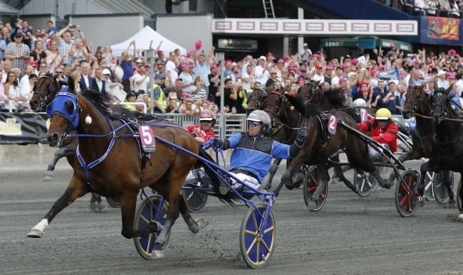 If you are a horse racing person please join the challenge of posting a racing photo. Just one picture, no description. Please copy the text in your status, post a picture and look at some great memories/pictures