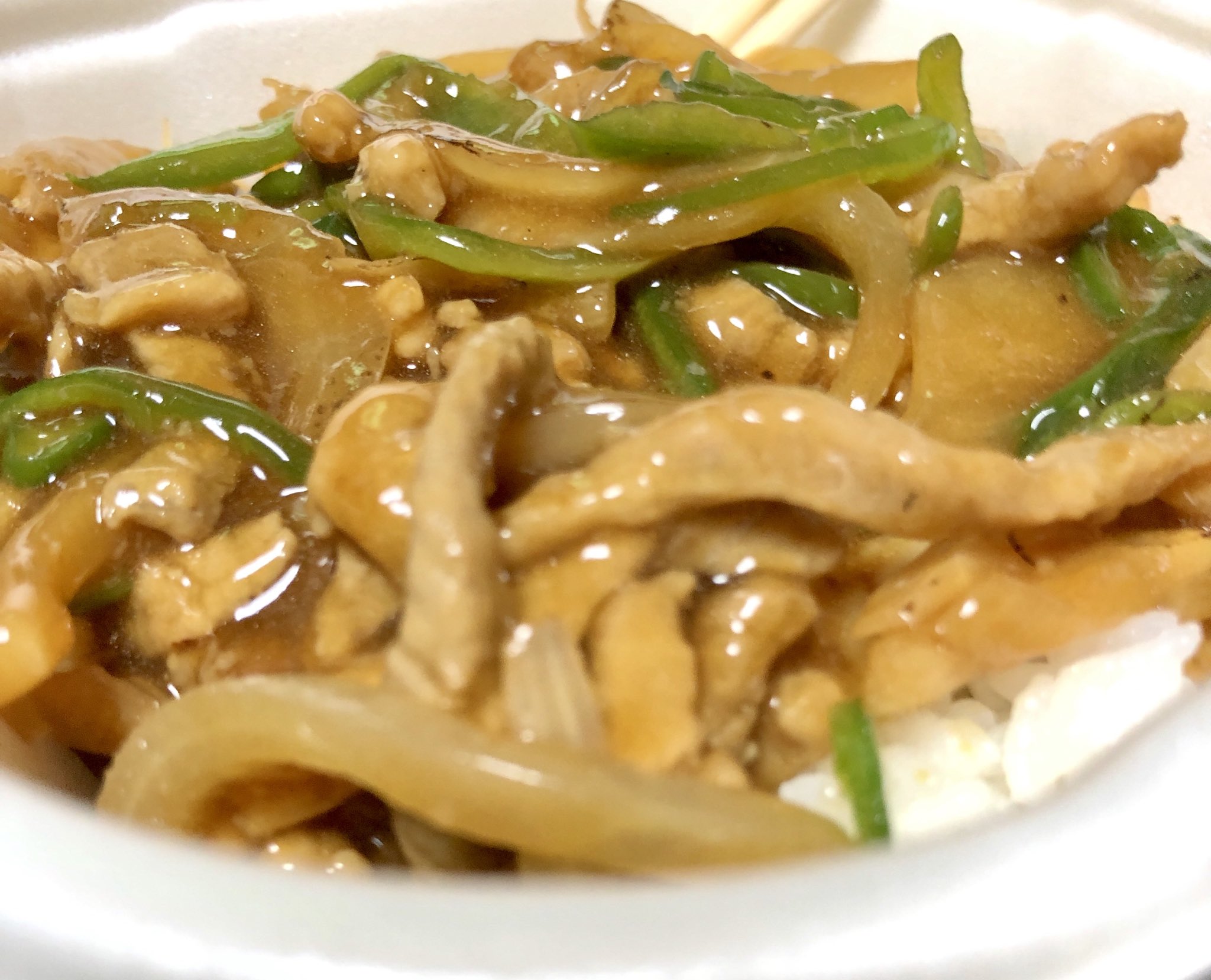 ヒスデジ マジでセブンの 香ばし チンジャオロース丼 は週2回レベルなので食って損はないと思う ちょっとぐしゃぐしゃにして食うと最高 T Co M7bgjjzxlo Twitter