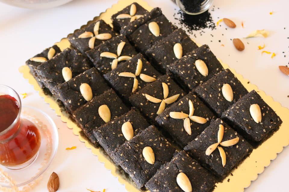 Qiz7a قزحة (ez7aa) is a Palestinian sweet dish mainly made up from black seeds (crushed nigella seeds) and eaten with ater (sugar syrup)