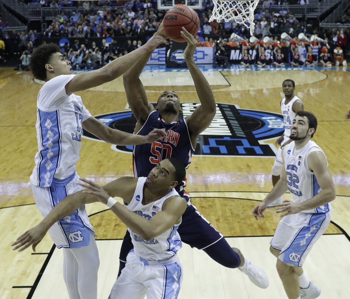 aldotcomTigers's tweet photo. ONE YEAR AGO TODAY ๐ฆ
๐๐ @AuburnMBB never trailed after half, blowing past No. 1 North Carolina to advance to the Tigers' first Elite Eight since 1986.
@chuma_okeke dominated the Tarheels with 20 points and 11 rebounds while @Therealvinoo added 9 pts and dished out 11 assists. https://t.co/ytcBpuireg