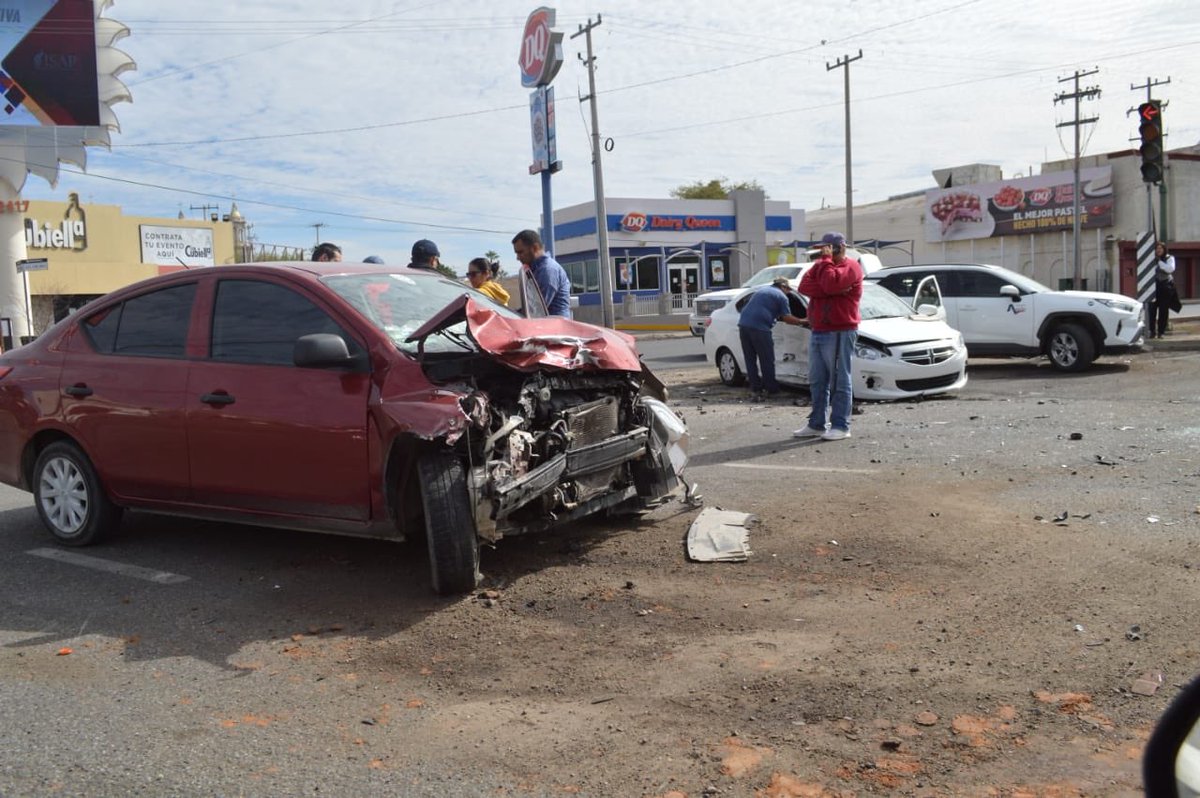 VictorMendozaL's tweet photo. Algo sucede, las calles están vacías y los accidentes son más intensos. Esto acaba de suceder en Reforma y Luis Encinas. ¡Hermosillo que nos pasa!... https://t.co/DFqM7xrTUJ