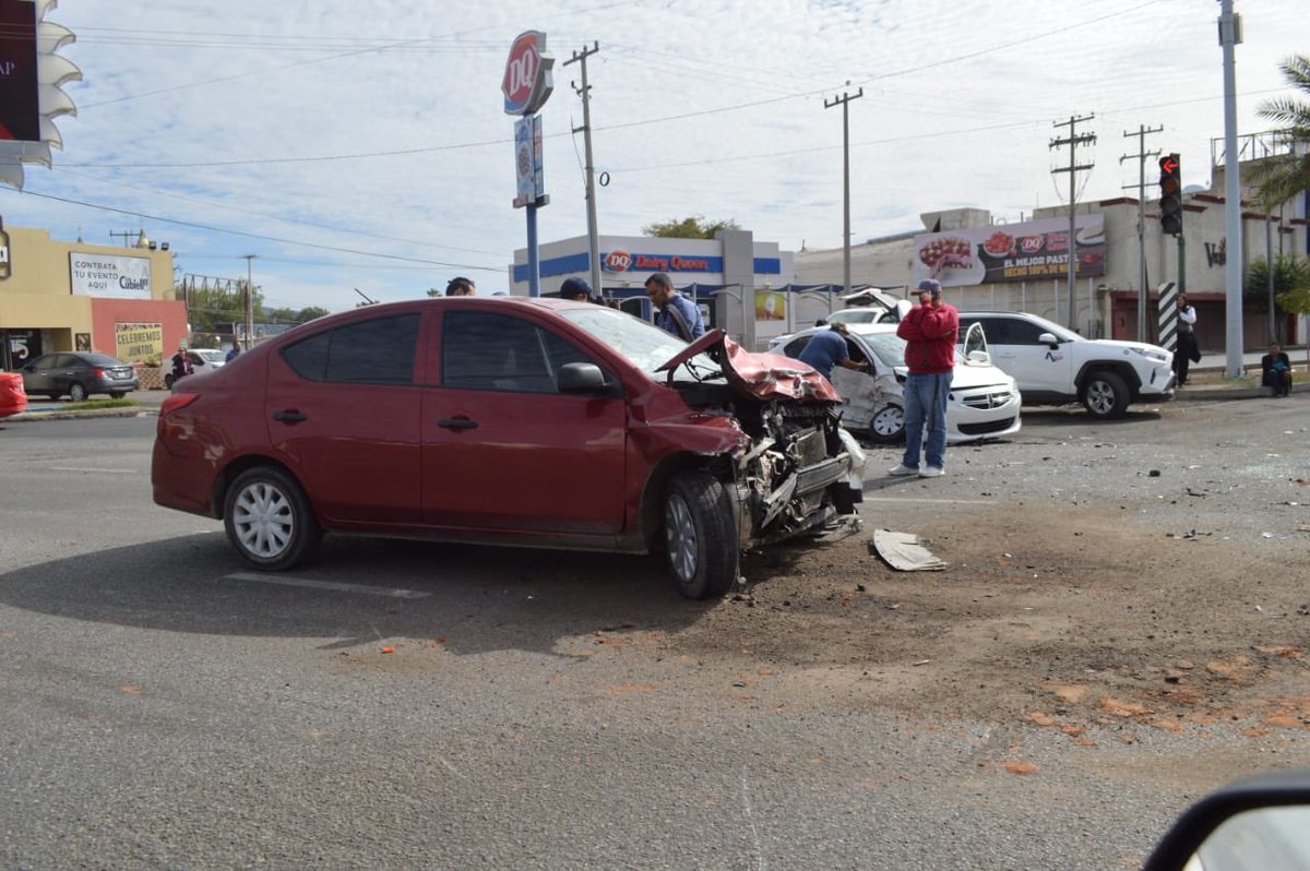 VictorMendozaL's tweet photo. Algo sucede, las calles están vacías y los accidentes son más intensos. Esto acaba de suceder en Reforma y Luis Encinas. ¡Hermosillo que nos pasa!... https://t.co/DFqM7xrTUJ