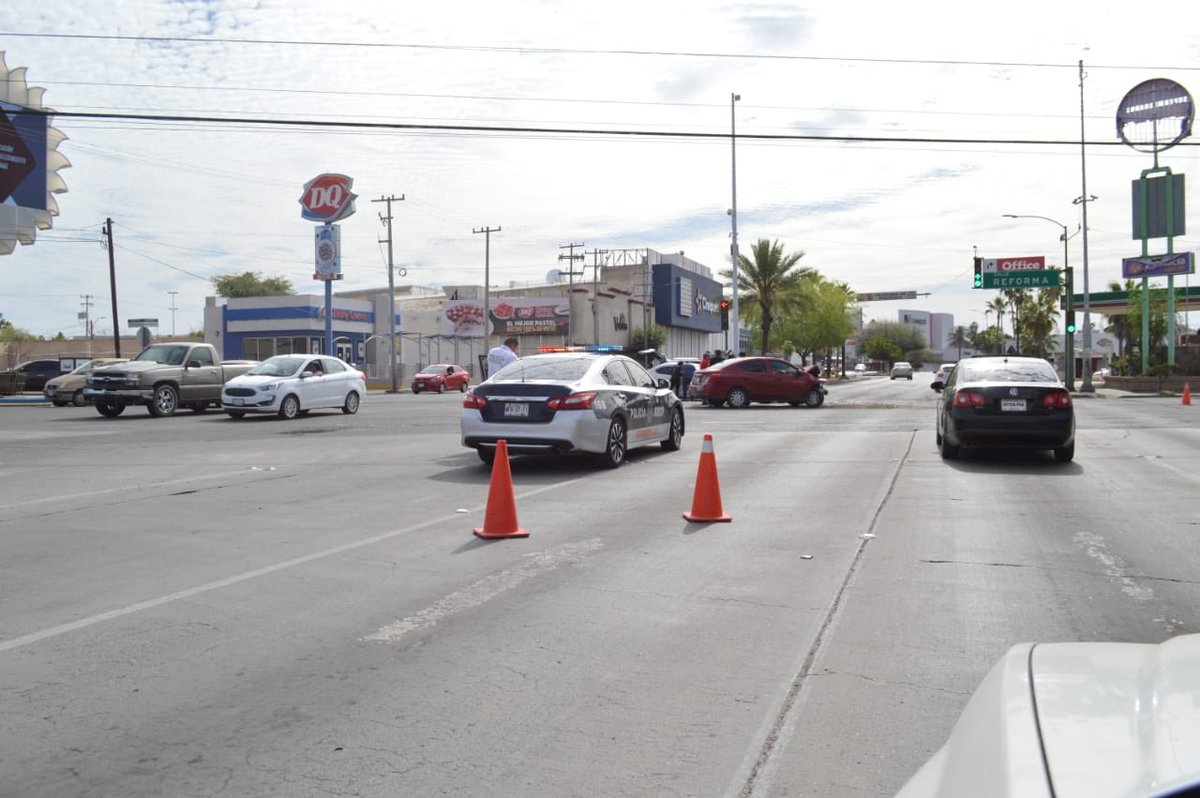 VictorMendozaL's tweet photo. Algo sucede, las calles están vacías y los accidentes son más intensos. Esto acaba de suceder en Reforma y Luis Encinas. ¡Hermosillo que nos pasa!... https://t.co/DFqM7xrTUJ