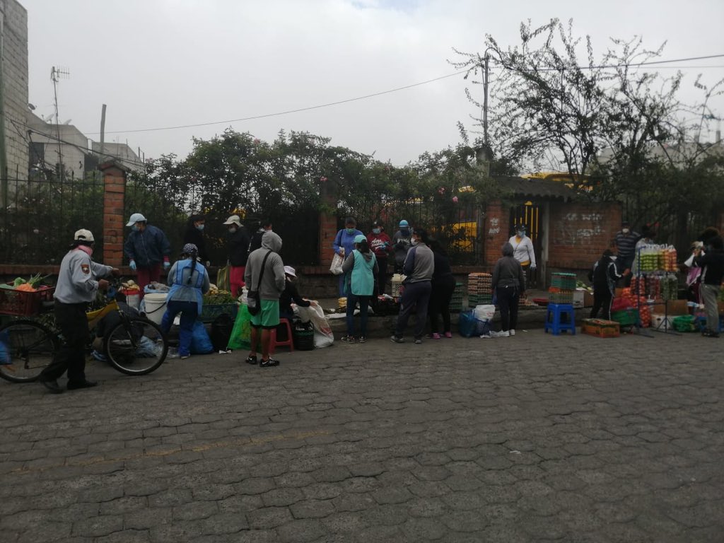 mariogordon191's tweet photo. Hasta cuándo tanta irresponsabilidad? Comerciantes informales se tomaron nuevamente la calle Quitus, en la parroquia #Calderón y causaron caos en la movilidad y aglomeración de personas, lo que puede generar una masiva contaminación del #Covid_19.  @LoroHomero @PoliciaEcuador https://t.co/wT4Y0v5eZJ