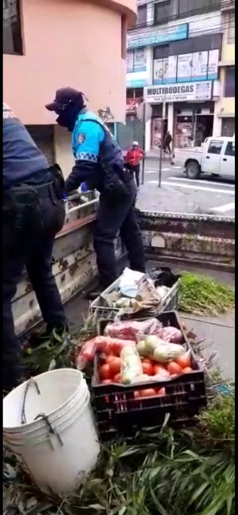 mariogordon191's tweet photo. Hasta cuándo tanta irresponsabilidad? Comerciantes informales se tomaron nuevamente la calle Quitus, en la parroquia #Calderón y causaron caos en la movilidad y aglomeración de personas, lo que puede generar una masiva contaminación del #Covid_19.  @LoroHomero @PoliciaEcuador https://t.co/wT4Y0v5eZJ