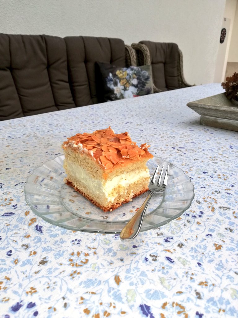 cookinggirl1232's tweet photo. No cake is no solution!
Happy Birthday @Hannah57984697 #beestingcake #friends #BFF https://t.co/0srlowD6LZ