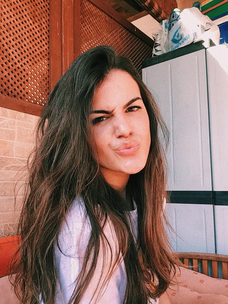 claudiatejadaa's tweet photo. quiero que te quedes y quiero que te marches https://t.co/8x4TCq8Gw5