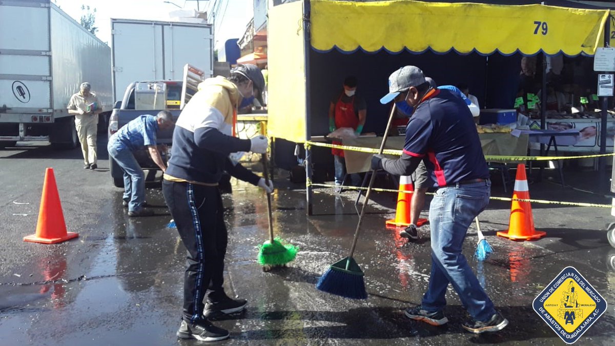 Trafico_ZMG's tweet photo. Ante la prevención del #Covid-19 la Unión de Comerciantes del Mercado de Abastos Guadalajara (UCMA), instaló en calle 15 y avenida Del Mercado un túnel de ozono con tecnología, para sanitizar a las personas que acuden a comprar víveres. 
 
Recuerda que es mejor #quedarteencasa https://t.co/SPiDwPL1Nn
