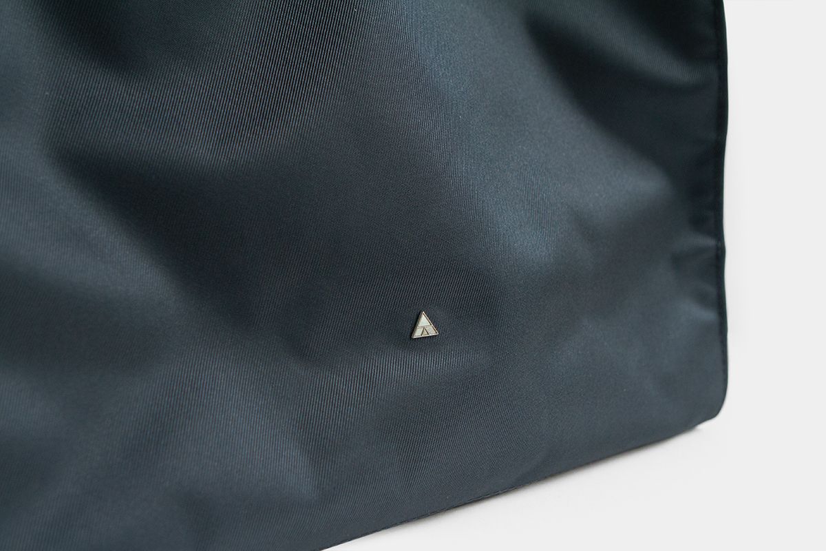 【COETフェア 商品紹介】
@CINRASTORE と <a href="/studioCOET/">studioCOET</a> が共同開発した、PARENTS BACKPACK。
新色のブルーグレーは程よい光沢感があり、裏地のベージュと相まって上品な印象に。ワイドに開く開口部やサイドファスナー、内外で7つもポケットがあり機能性も抜群です。

store.cinra.net/product/13357