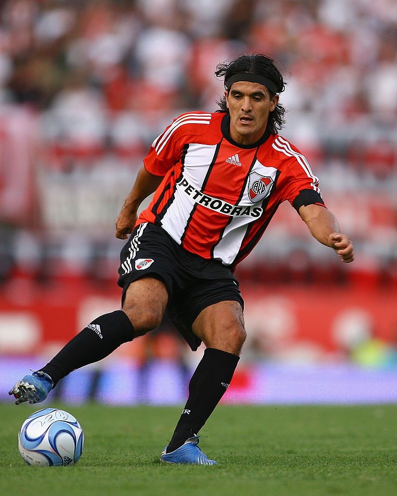 Arrancamos las 24 hs recordando camisetas del Millonario.

Elegimos esta para arrancar y tenemos al mejor modelo que podía llevarla puesta.

Te animas a subir la tuya desde cada ???

#riverplate #river #riverplatense #riverplateoficial #vamosmillo #RiverCrece #SomosElFuturo