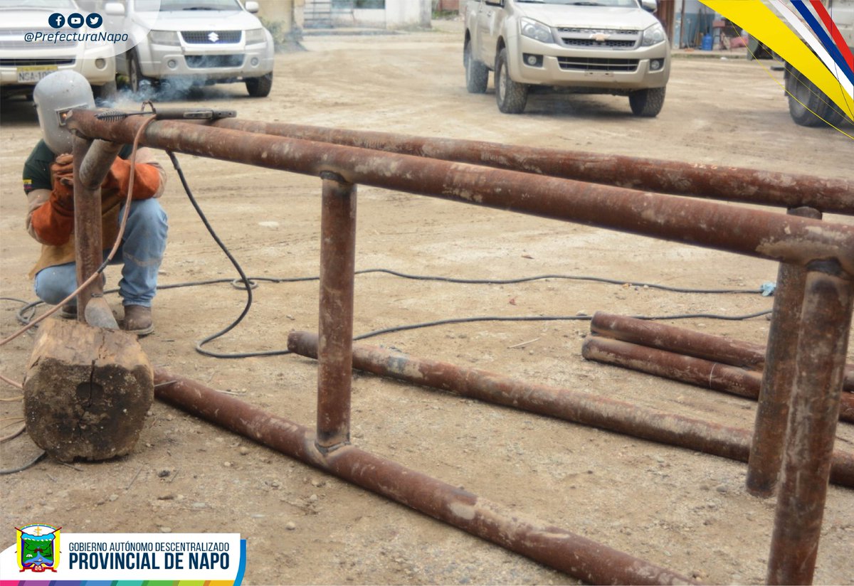 Prefecturanapo's tweet photo. #Implementamos medidas para que el sector #Productivo no se detenga, esto ante el cierre vial en #Guacamayos. Se construye una tarabita con nuestro personal técnico, para transportar únicamente productos de primera necesidad desde la parte alta de la provincia y viceversa. https://t.co/lgfoPElrru