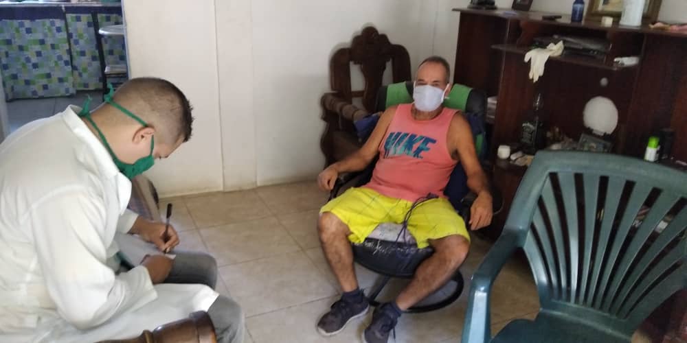 HectoRodriguez's tweet photo. El despistaje masivo es clave para ir un paso adelante del COVID-19. Hoy más de mil médicos están desplegados casa por casa aplicando 3 mil pruebas rápidas de casos sospechosos para aislar a los pacientes y detener la propagación del virus. #PorAmorQuedateEnCasa https://t.co/xd6kxfmauN