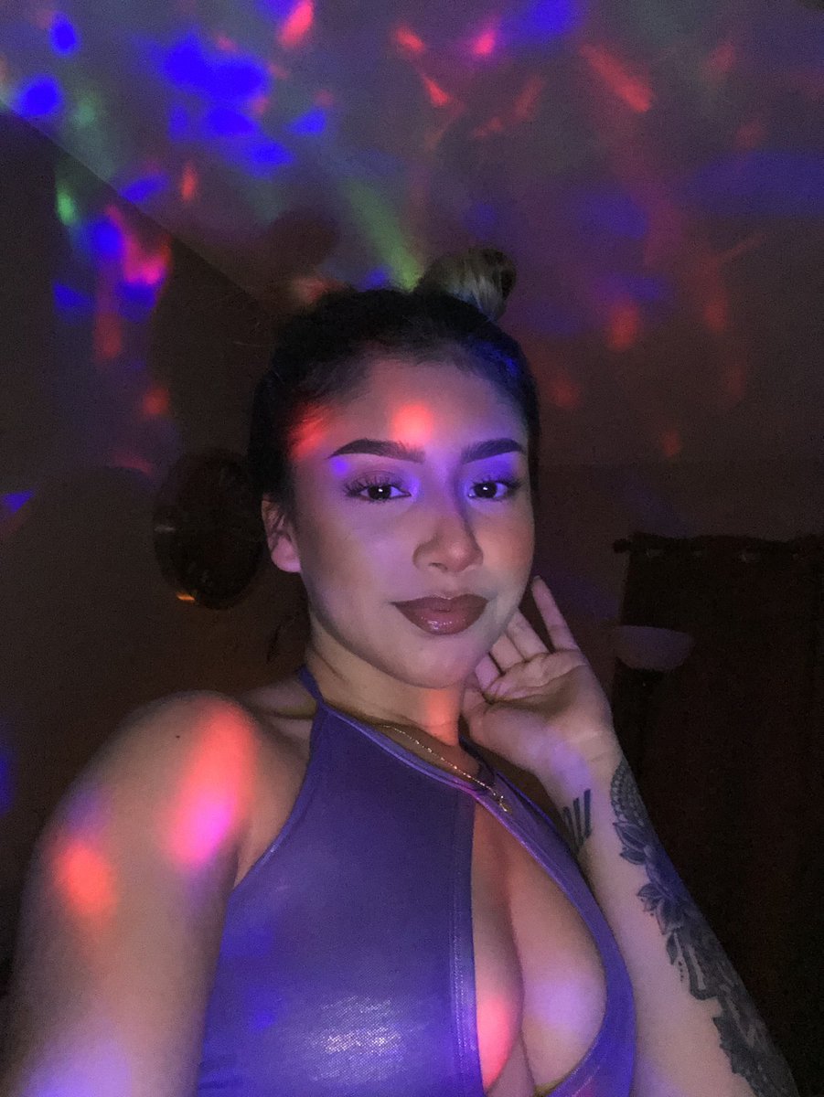 _lamasfina_'s tweet photo. couldn’t rave so i brought the rave to my room 🛸💜 #VirtualCountdown #VirtualRaveAThon 👽✨ https://t.co/PaPibrjKcf