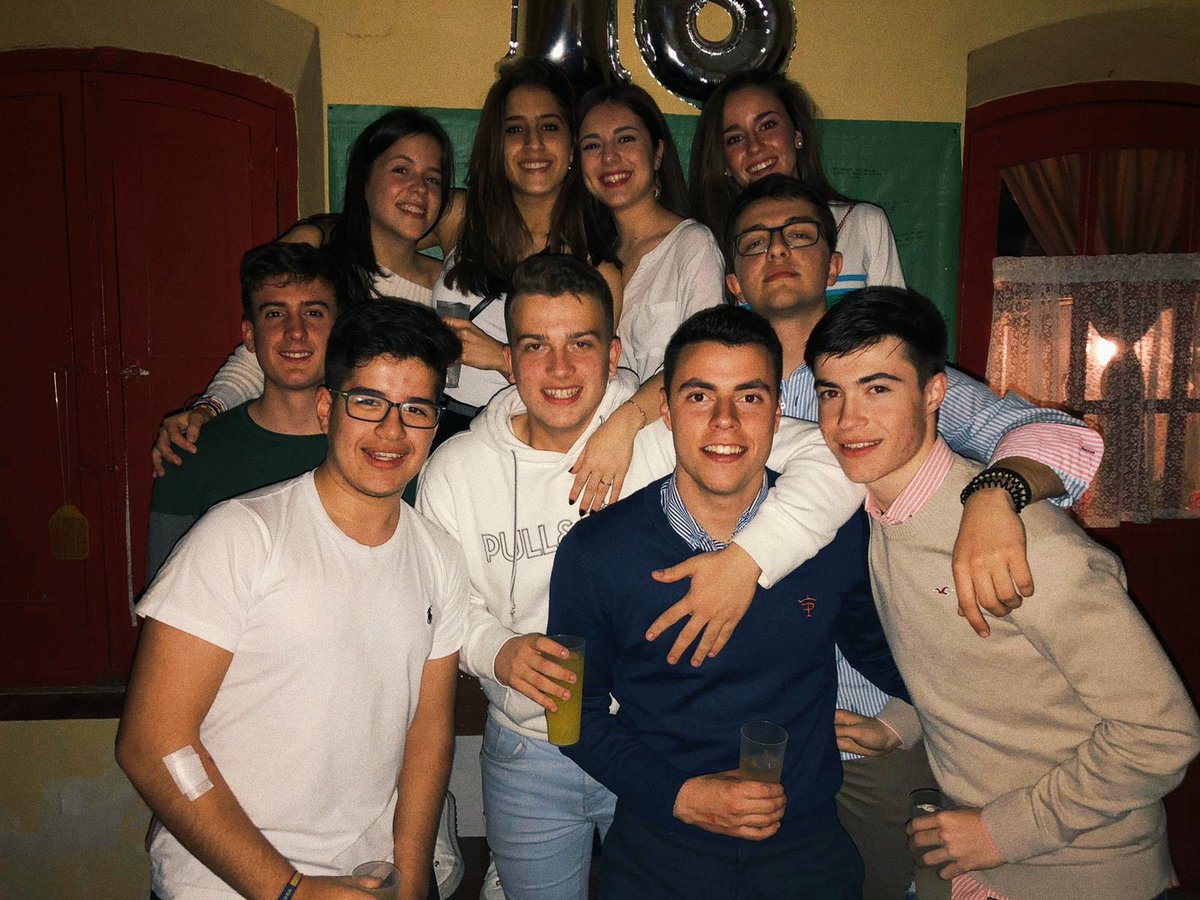 jimenezdela_'s tweet photo. Echo de menos los lookazos de Clau y de Sofi, no hablarme con Miryam hasta tercera que nos hacemos personas, ver dormir a Carlos en mate, oír reírse a Dani y a Óscar sin sentido alguno, las cosquillas de Adri y la sonrisa de Crespo.. hasta casi echo de menos a Andrés 🙄 https://t.co/KuFSvewXph