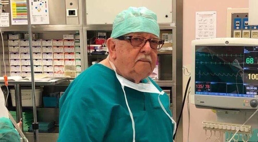SbastienMlires1's tweet photo. En ITALIA médicos retirados están regresando a trabajar. 🇮🇹❤️

«Pidieron mi disponibilidad y dije que sí. Cuando decides ser médico, te involucras. Hice un juramento.
¿Miedo de enfermarse?
Entonces es mejor no ser médico.»

Giampiero Giron de 85 años. 

¡Respeto maestro! https://t.co/ouI49K41kd