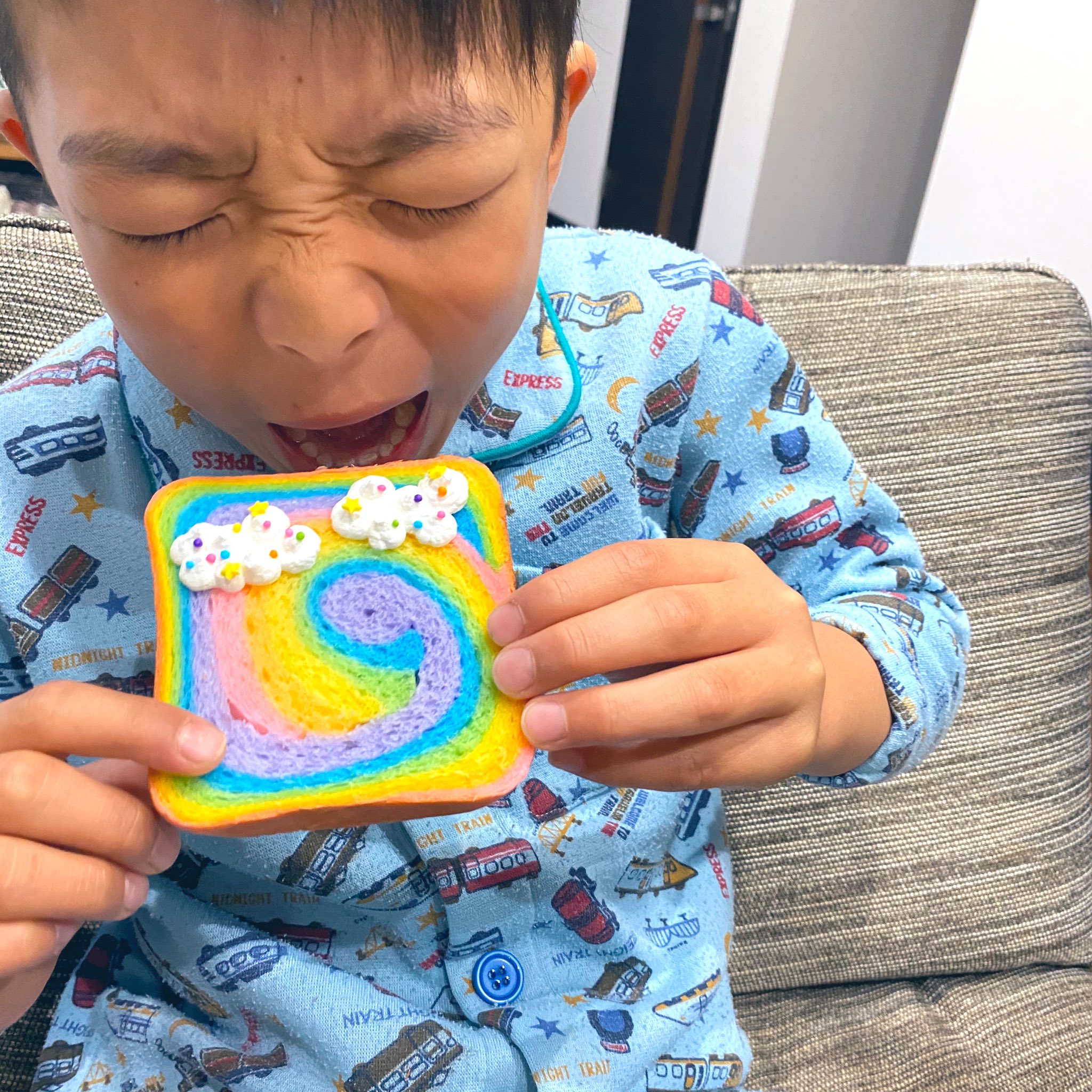 FANS もちもち 食パン クッション レインボー minnade-ganbaro.jp