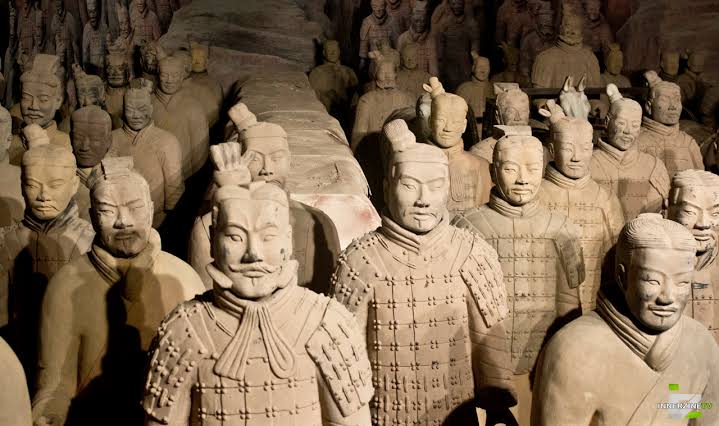 canal10durango's tweet photo. #EnLaHistoria | 29 de Marzo 1974. 🗿 Desentierran en #China uno de los más significativos descubrimientos de la historia: 8000 figuras de guerreros y caballos 🐎 a tamaño real que datan de 210-209 a. C:
"Los Guerreros de Terracota"
#Culturízate #ConociendoMas #Canal10 https://t.co/GwyuqElVsH
