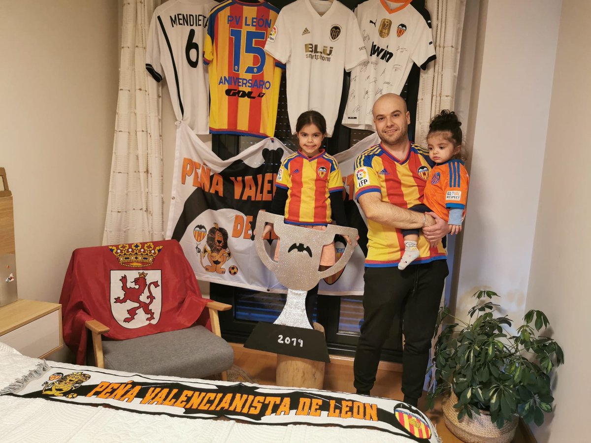 APValencianiste's tweet image. 6. "Desde León queremos demostrar nuestro Sentiment❤🦇AMUNT!!!!"

¡Nos encantaaaaaa! @Valencianistale