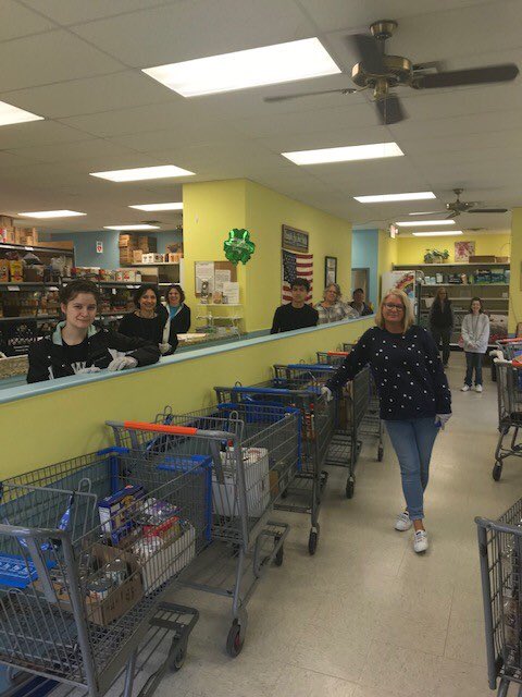 FirstLadyNJ's tweet photo. Flemington Area Food Pantry volunteers are serving the Hunterdon community by drive-thru! They have seen a 34% increase in visits since last Monday & a 166% increase in new clients.
We are 100% thankful for their dedication to the community #NJThanksYou #HunterdonStrong 🥫🙏❤️ https://t.co/mfVMh1Zj31