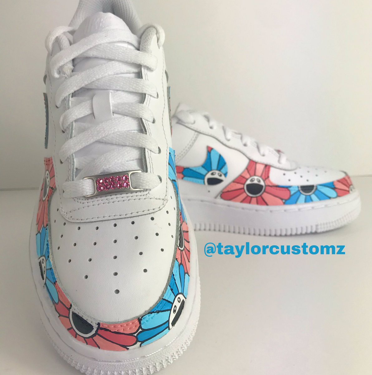 taylorcustomz's tweet photo. Pink and Blue Murakami Flower AF1 #murakami #af1custom https://t.co/lal763Jtgu