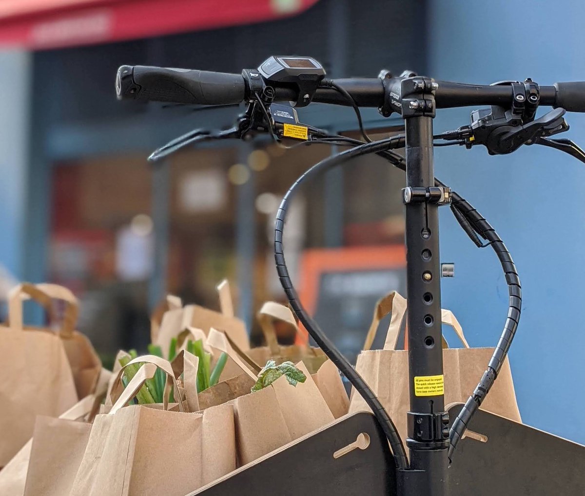 Les fruits et légumes français plébiscités pendant le #confinement. Diligo est fier d'assurer la #livraison (sans contact) en vélo-cargo de vos commerçants préférés à #paris.