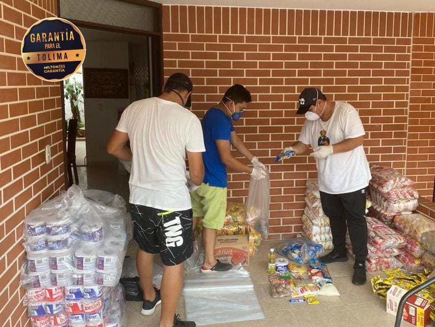 Miltonrestrepo's tweet photo. #TotalCompromiso💪El #Coronavirus no nos detiene en nuestro compromiso con los tolimenses. Junto al concejal de Alvarado, Juan Felipe Vargas, trabajamos organizando ayudas humanitarias para las familias más vulnerables en este momento por la pandemia. #QuédateEnCasa ❗❗ https://t.co/TJJbQi1PWx