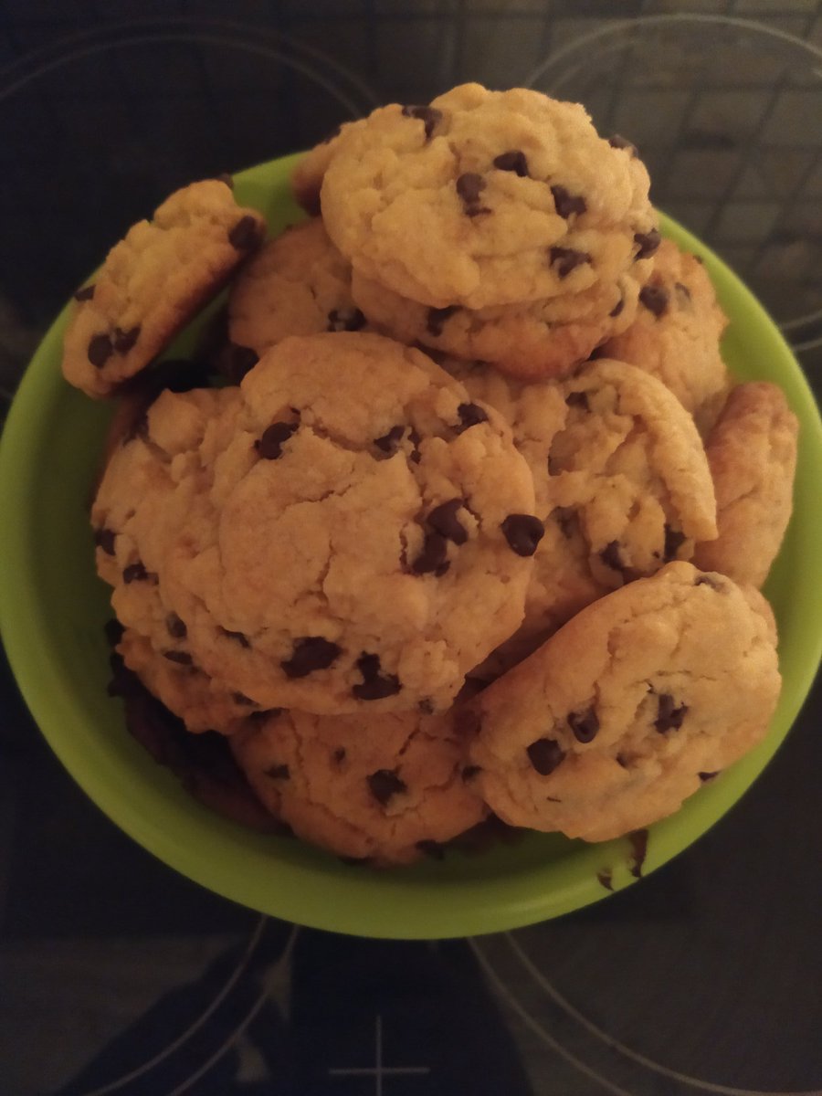 Neptune_31's tweet photo. 1ère fois que je fais des cookies au pépites de chocolat noir ☺️.
Bon ils ne sont pas parfaits certes, mais l'importance c'est que c'est bon !
Merci à @Gastronogeek pour la recette ! 🍪😁🍪 https://t.co/jKn3dyIe1S
