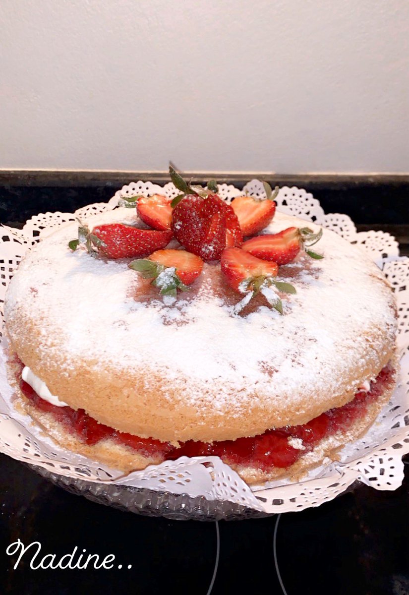 Nadienelmusmari's tweet photo. My Cake for the First time..♥️👩🏻🍳
#Victoriacake🍓🍰 https://t.co/fJ5LXkXulk