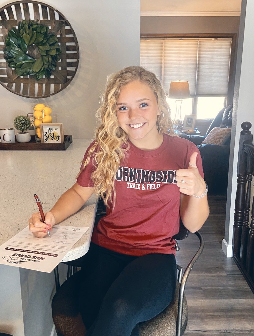 emily_carlsonnn's tweet photo. After some thinking... I’ve decided to further my academic and track career at Morningside! Thank you to everyone that helped me make this decision. I am beyond excited to be running as a mustang next year!🤍#rollstangs @Mside_Track https://t.co/in8LdWHr3U