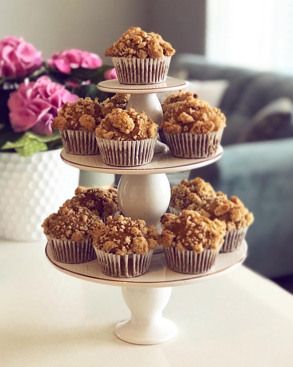 tier_above's tweet photo. Pumpkin maple muffins! Pumpkin muffins topped with a maple glaze and served with glass of black tea with a sea salt cream top! 😍

#Baking #Quarantine #StayInside #TreatYoSelf #MilkTea #BlackTea #Cream #SeaSalt #HimalayanPinkSalt #Hydrangea #FlattenTheCurve #ATierAbove https://t.co/AopY4FafRb