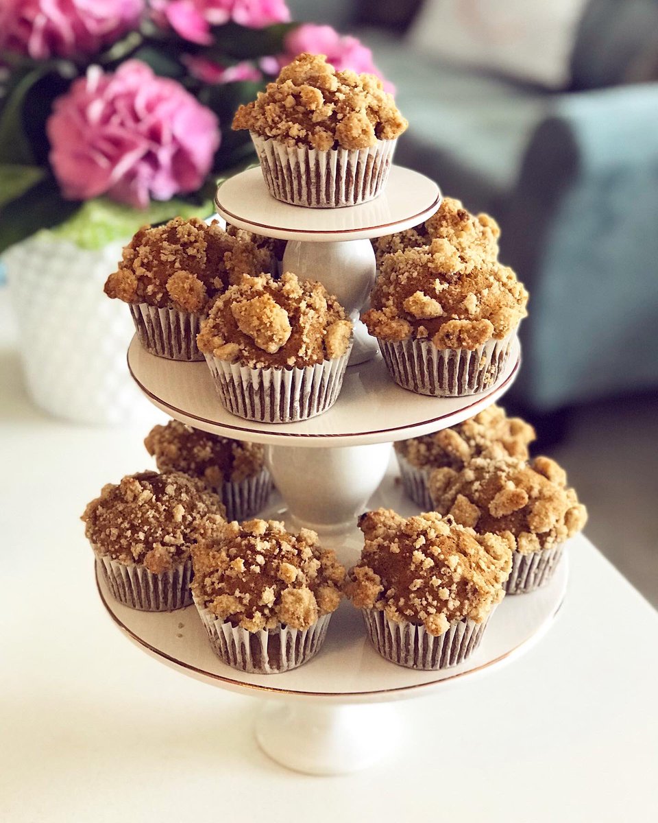 tier_above's tweet photo. Pumpkin maple muffins! Pumpkin muffins topped with a maple glaze and served with glass of black tea with a sea salt cream top! 😍

#Baking #Quarantine #StayInside #TreatYoSelf #MilkTea #BlackTea #Cream #SeaSalt #HimalayanPinkSalt #Hydrangea #FlattenTheCurve #ATierAbove https://t.co/AopY4FafRb