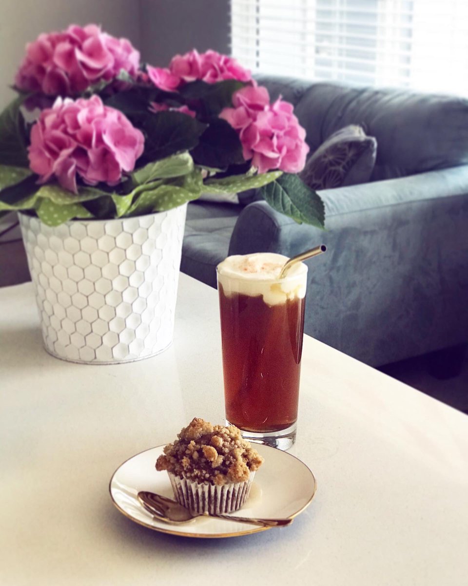 tier_above's tweet photo. Pumpkin maple muffins! Pumpkin muffins topped with a maple glaze and served with glass of black tea with a sea salt cream top! 😍

#Baking #Quarantine #StayInside #TreatYoSelf #MilkTea #BlackTea #Cream #SeaSalt #HimalayanPinkSalt #Hydrangea #FlattenTheCurve #ATierAbove https://t.co/AopY4FafRb