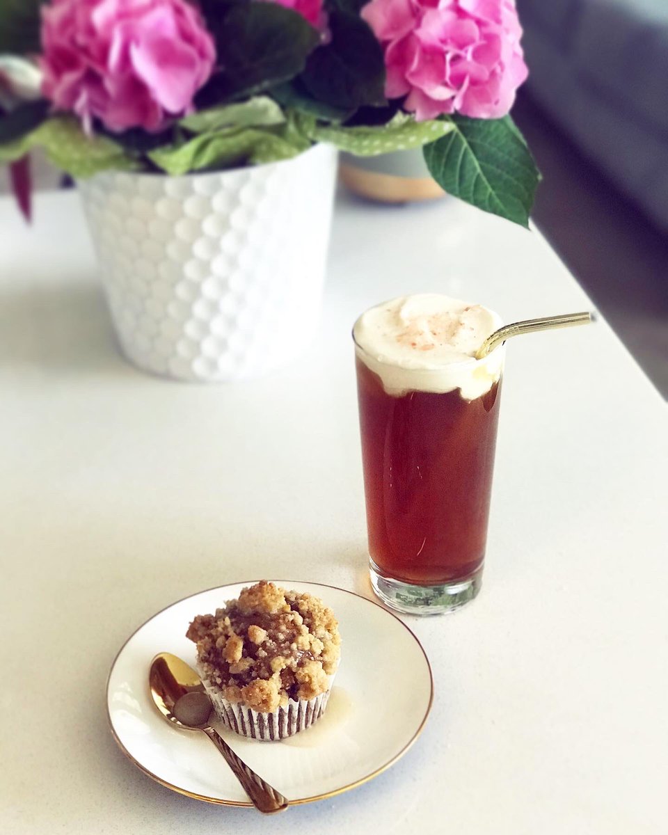 tier_above's tweet photo. Pumpkin maple muffins! Pumpkin muffins topped with a maple glaze and served with glass of black tea with a sea salt cream top! 😍

#Baking #Quarantine #StayInside #TreatYoSelf #MilkTea #BlackTea #Cream #SeaSalt #HimalayanPinkSalt #Hydrangea #FlattenTheCurve #ATierAbove https://t.co/AopY4FafRb