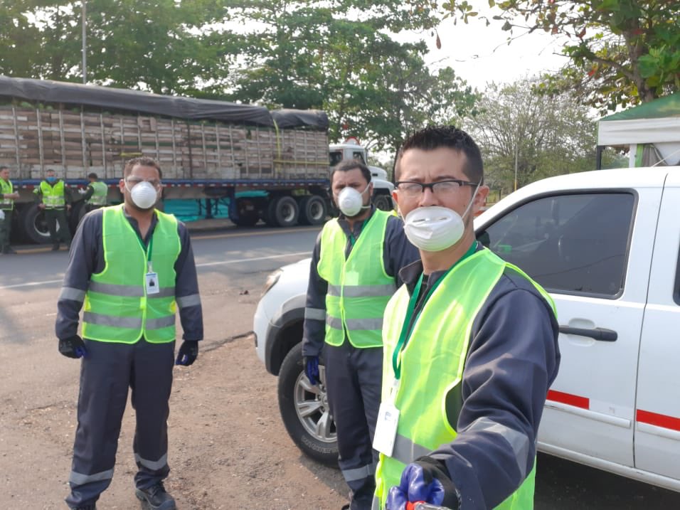 orozco_angela's tweet photo. #PrevenciónYAcción | De la mano de la @ansvcol y la @TransitoPolicia instalaremos 'Puntos Seguros' en las principales vías de 12 departamentos, para reducir posibilidades de siniestros viales. Se establecerán por 6 meses, y se realizará inspección y control a los vehículos. https://t.co/oVhkTuERxi