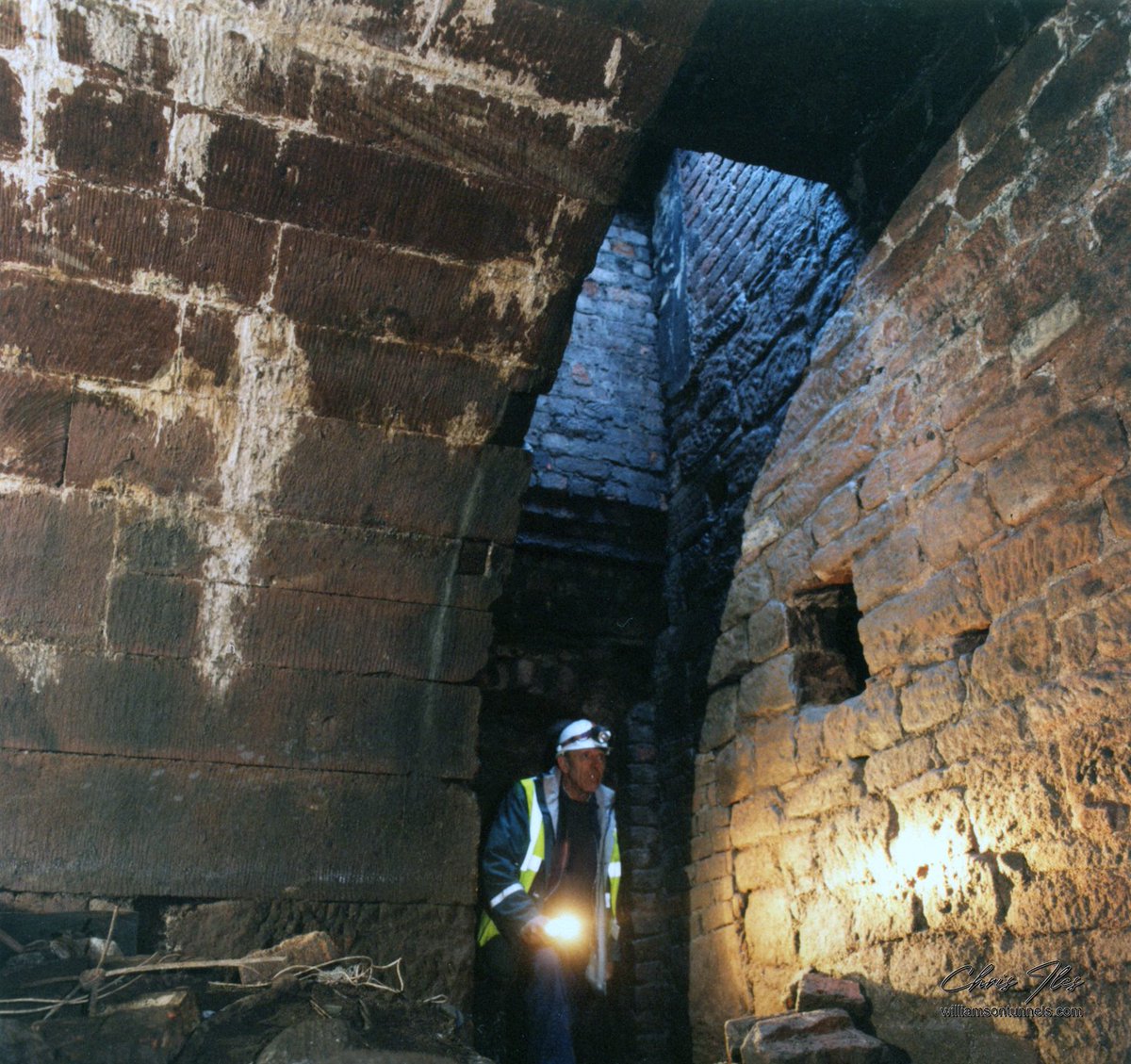 FoWT's tweet photo. 4/5 #WineBins & #SandstoneArch The Wonderful Sandstone Arch. To access here & beyond involved descending a long ladder, through a man hole with Fall Arrest harnesses for safety
The wine Bins with its nice Elliptical Arch with some nice hidden features yet to be discovered... https://t.co/d4yiH8KGEy