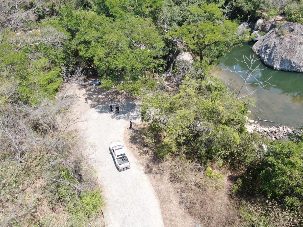 PNCSV's tweet photo. Patrullajes con dron y terrestres en la franja fronteriza del departamento de Morazán, en la jurisdicción de #Joateca.
#QuédateEnCasa #AlertaCOVID19SV https://t.co/GiIxaAprOV