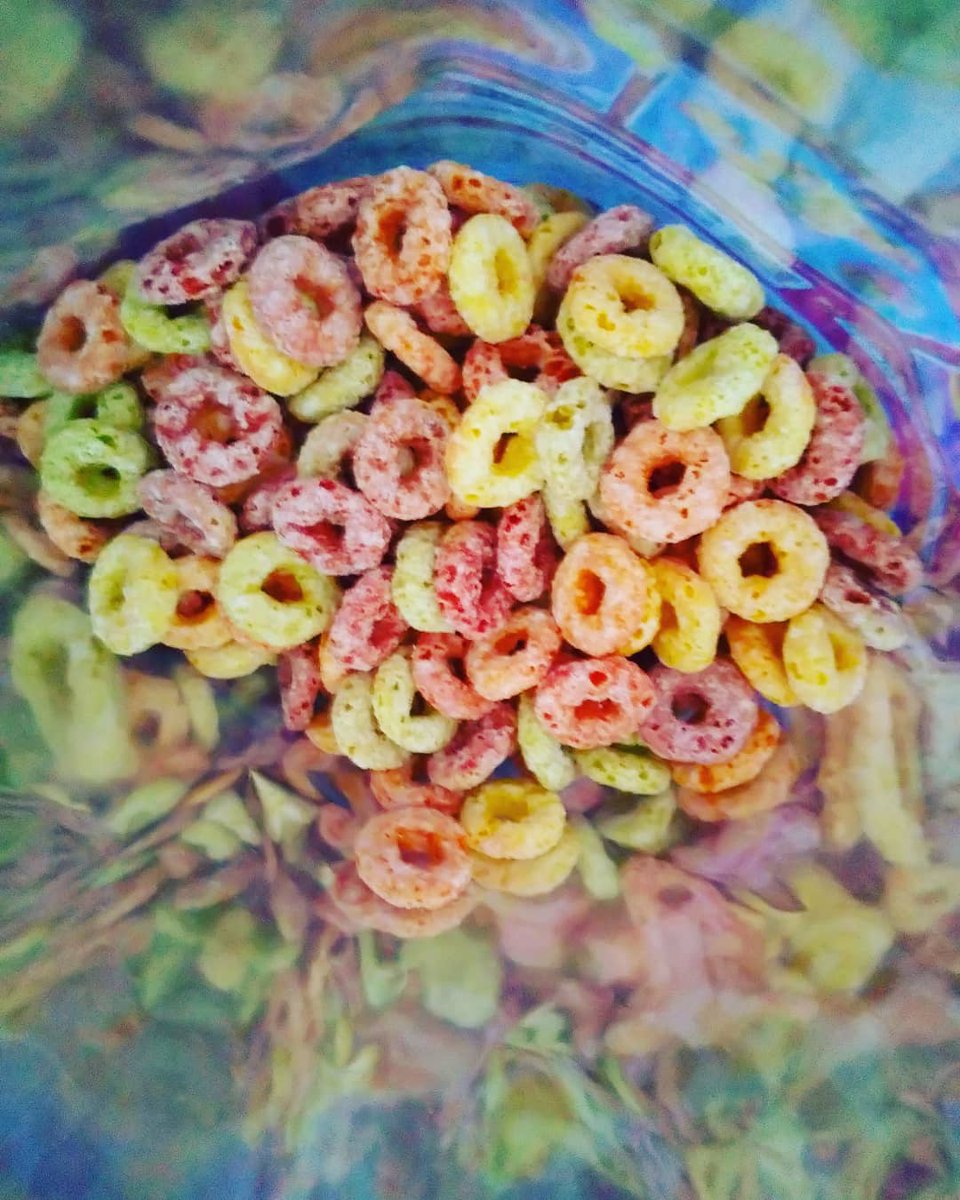 ট ইট র Erena美香 巷ではタルゴナコーヒーが流行ってますが私が真っ先に真似したのは韓国の토핑や비요뜨風ヨーグルト です どうしても食べてみたくて日本で買えるのでやってみた Kelloggから可愛いシリアル出てたからユニコーンフルーツループを入れたら可愛い