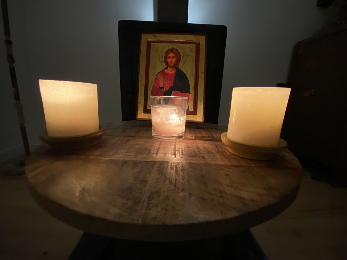 ‘Als alles duister is, ontsteek dan een vuur dat nooit meer dooft’. #kyrieleison #avondgebed