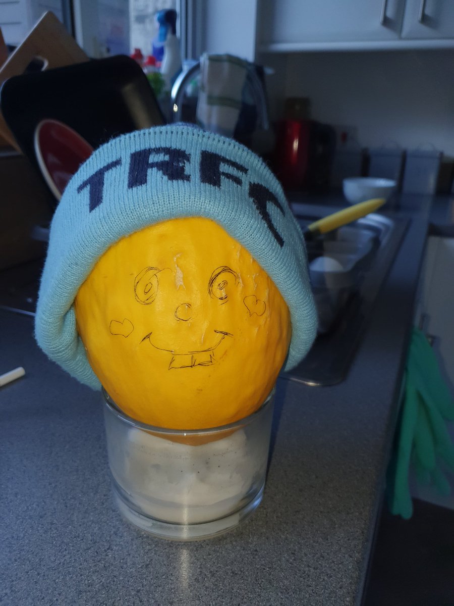 ScottAbbschol's tweet image. No sunday club, no problem. Lovely of @adammorgan695 to pay a visit to my kitchen for a drink #melonhead #StayAtHomeAndStaySafe