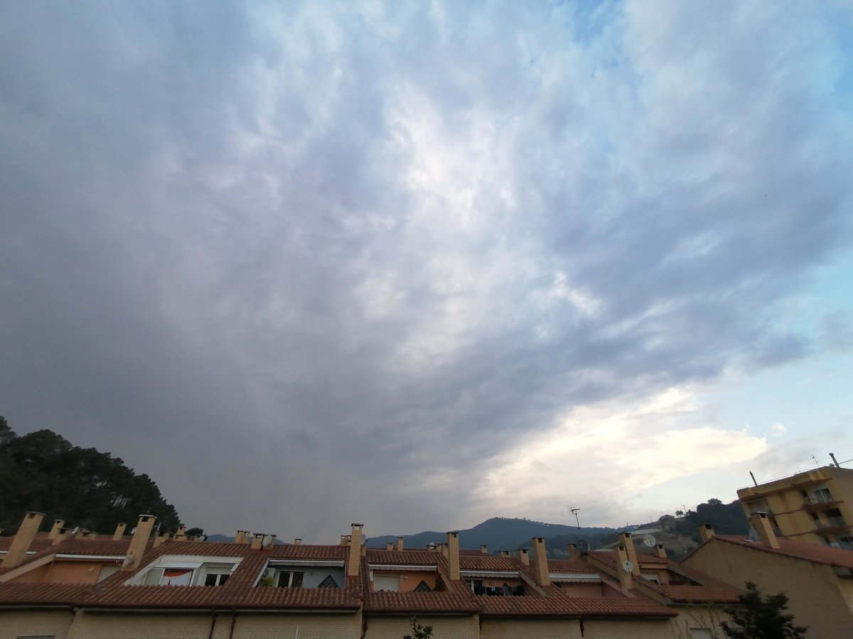 MeteoAdM's tweet photo. #Bonvespre des de la part alta #ArenysdeMunt Avui hem tingut un #diumenge força ☀️ i agradable al #matí i més ☁️ i fresca aquesta #tarda amb alguns #plugims al #vespre #Batec @epicjoan1 @FoscaClara #324eltemps https://t.co/k4E8Z8I0pa