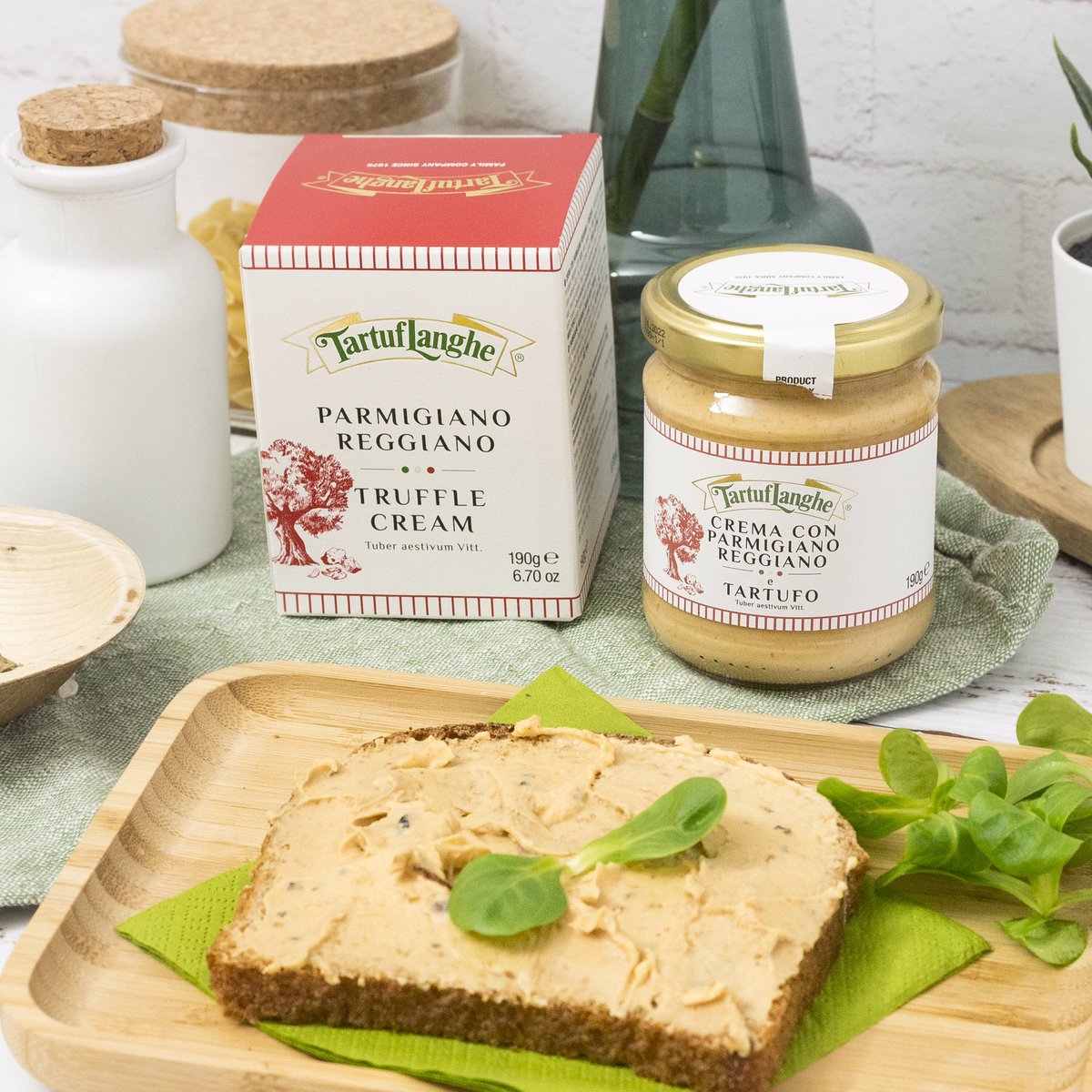 Hoy para cenar, te proponemos una opción súper diferente que te va a sorprender por su sabor 😋 Se trata de nuestra crema con Parmigiano Reggiano y Tartufo, untada en una tosta de pan, su sabor es espectacular!🤤 Rico, fácil y saludable, ¡tienes que probarlo! #tiendagourmetonline